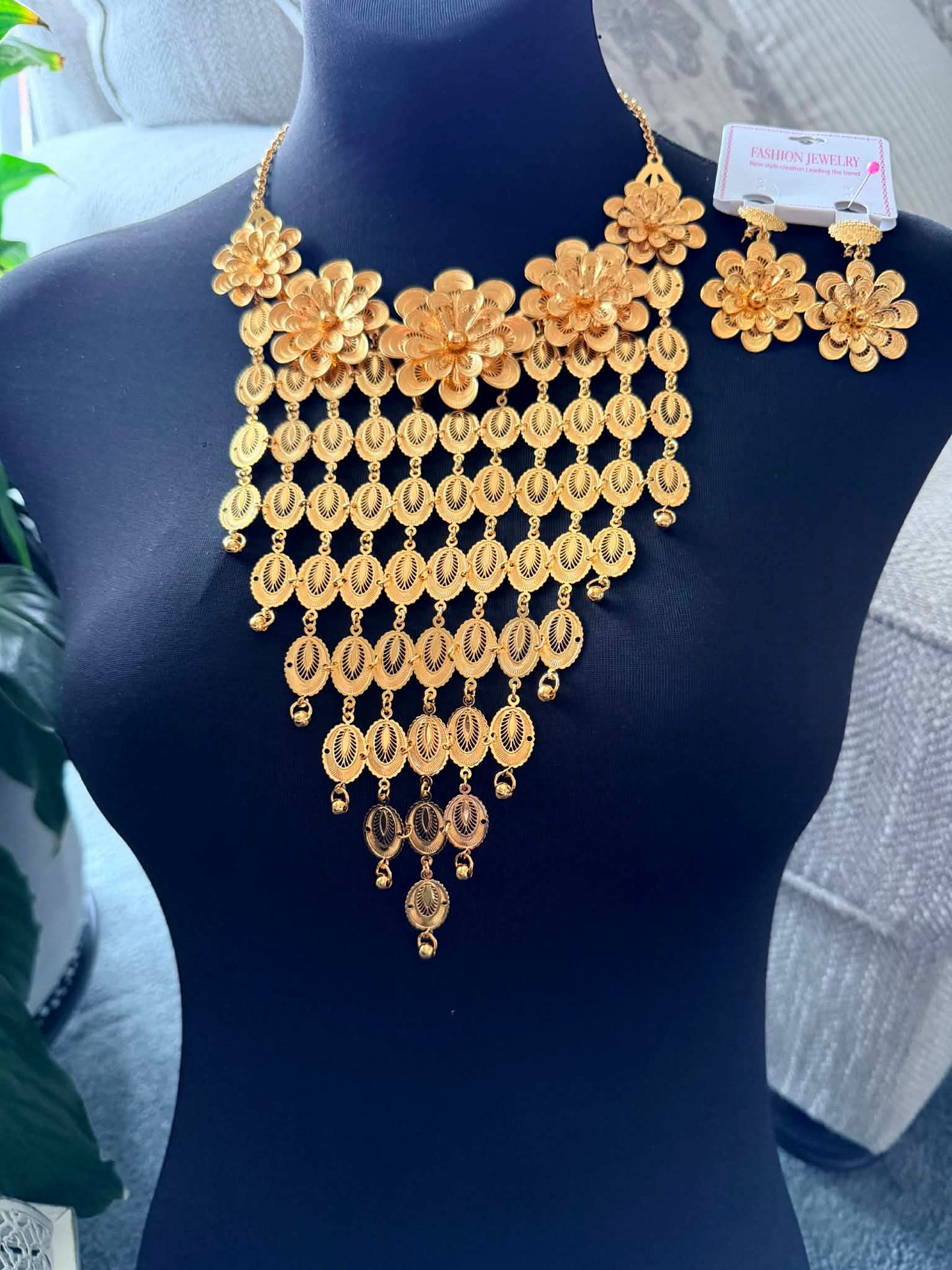 Gold plated flowers choker